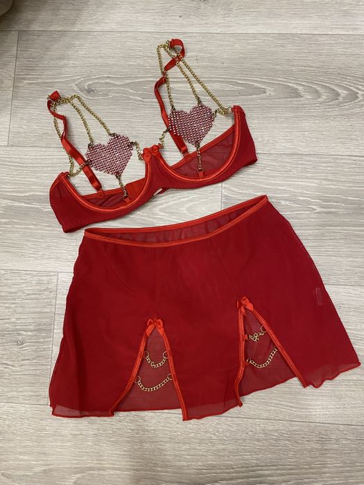 Комплект червоної еротичної білизни зі стразами.