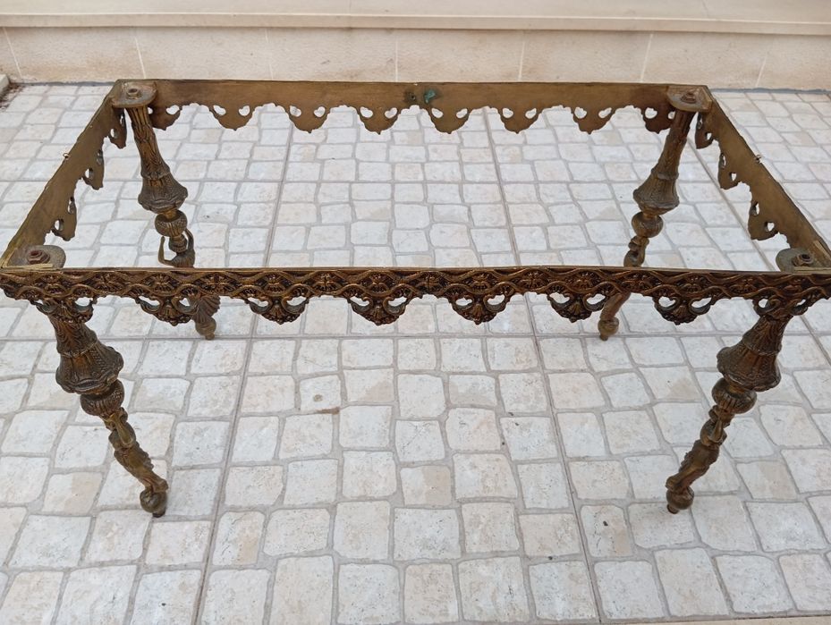 Mesa de sala em latão