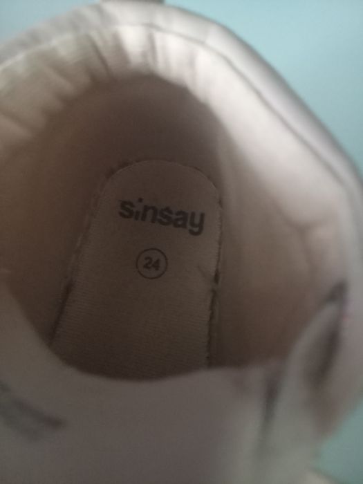 Дитяче зручне взуття для дівчинки.