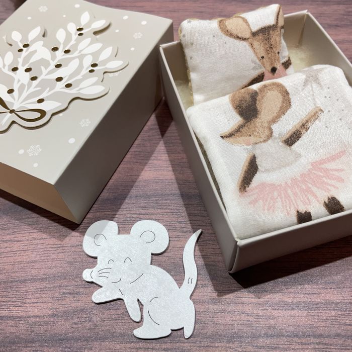 Zestaw prezentowy łóżeczko-pudełeczko dla myszek maileg łóżko pościel