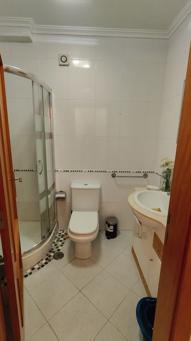 Apartamento T3+Sótão Mobilado para Arrendamento – Quinta da Cutileira, centro de Caldas da Rainha