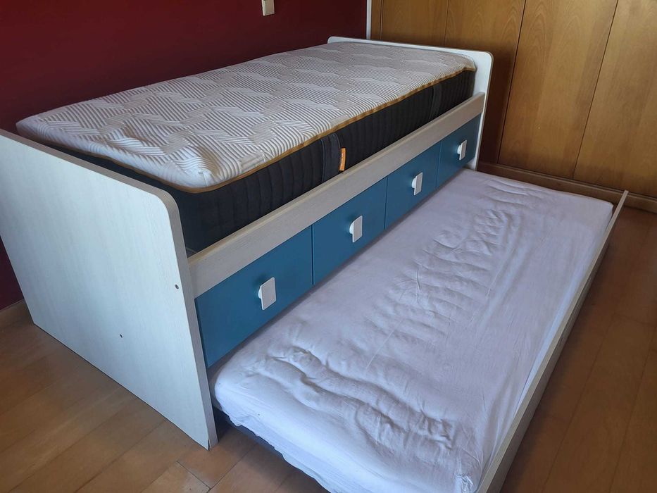 Cama usada de solteiro dupla com gavetões.