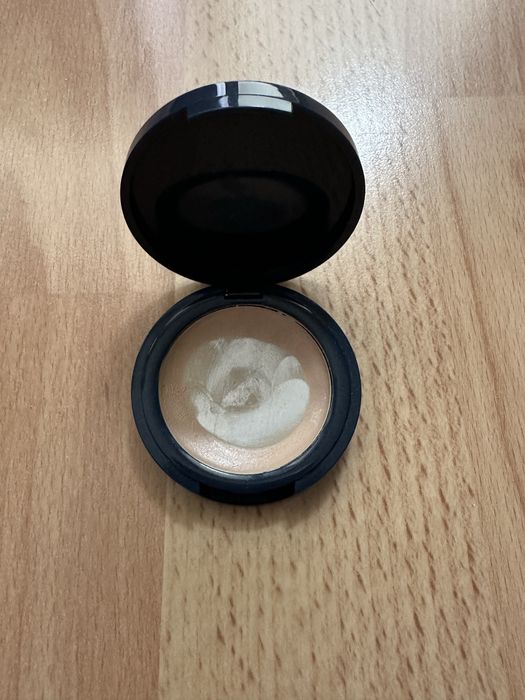 Mineralny korektor pod oczy Pixie Cosmetics