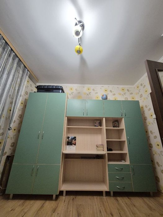 Комплект меблів для дитячої кімнати: шафа, стіл + ліжко, матрац