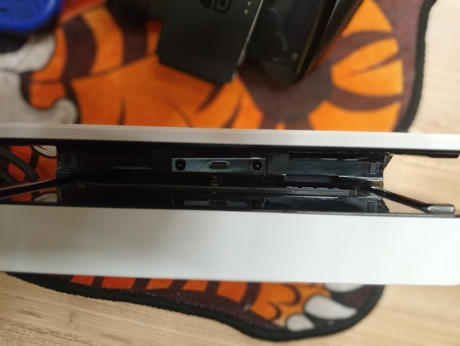 NINTENDO switch  +ігри2 рдр1 і метро редухт