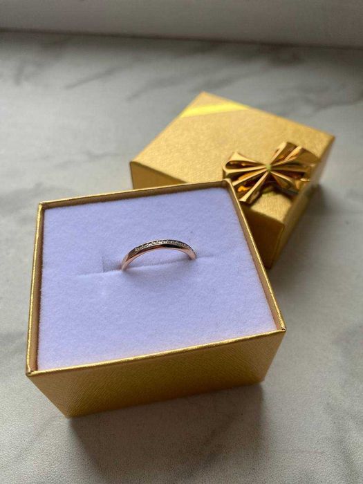 Золоте кольцо з діамантами