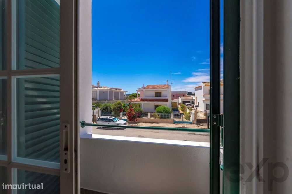 Moradia T2+1 com quintal e terraços com vista mar em Olhão, junto à Ri