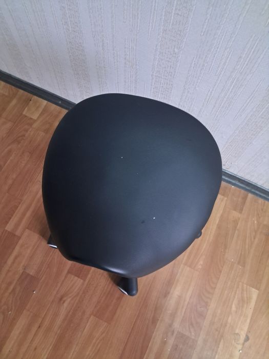 Продам стілець-сідло для майстра манікюру