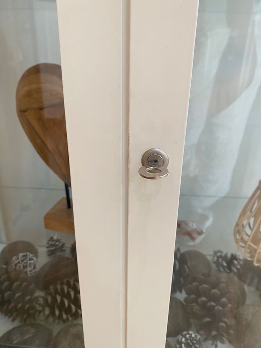 Móvel vitrine em alumínio branco