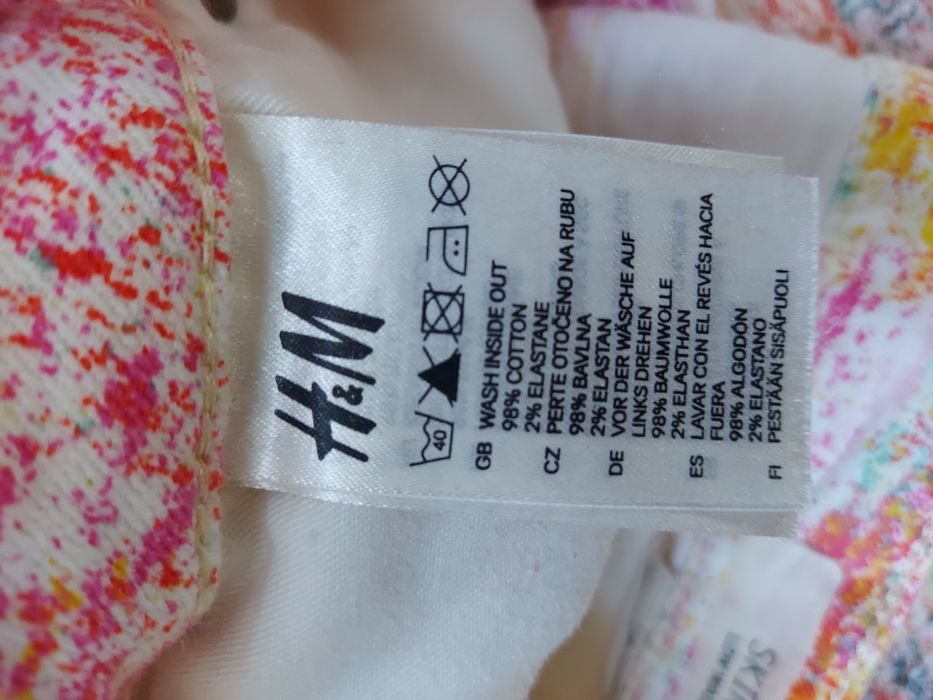 Kolorowe spodnie jeansowe firmy H&M