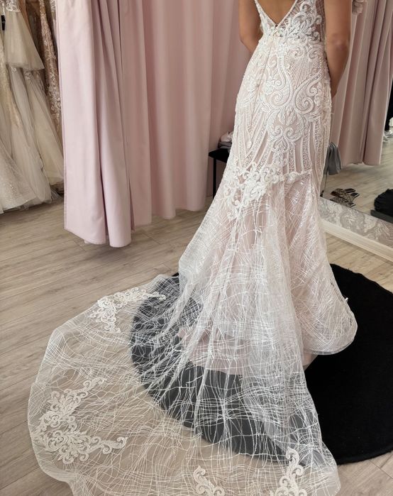 Now, cudowna. nie założona suknia ślubna Syrenka z trenem