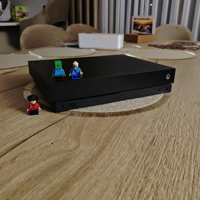 Xbox One X + Gry, Stan bardzo dobry
