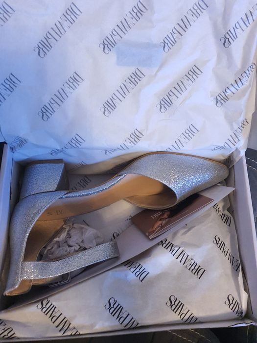 Brokatowe srebrne buty na słupku