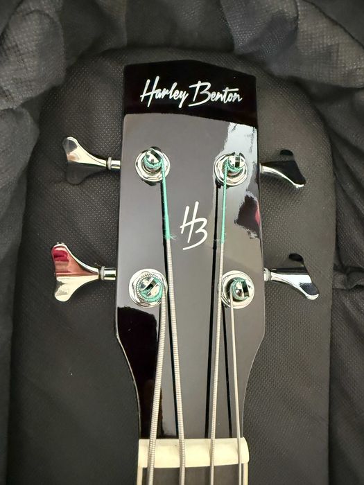 Bezprogowa gitara basowa Harley Benton B-30BK, pokrowiec i 2 komplety strun