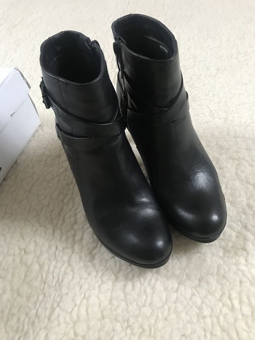 Czarne skórzane botki na wysokim obcasie z klamerkami Wojas