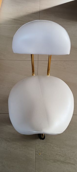 Taboret kosmetyczny siodło krzesło z oparciem biały