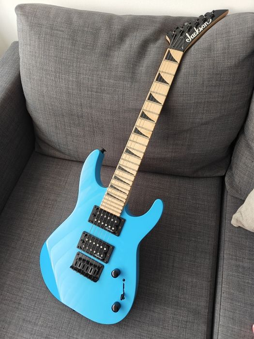Jackson JS1X Dinky Minion (guitarra de viagem)