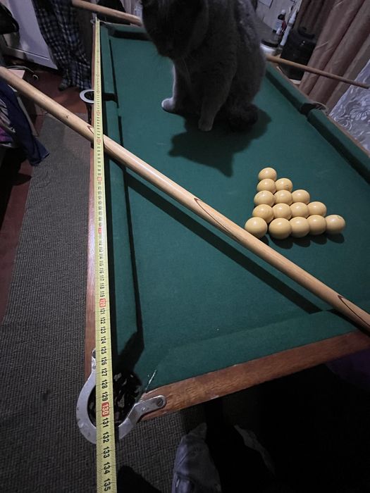 Більярдний стіл.  .