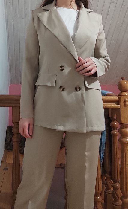 Костюм брючний. Бежевий.