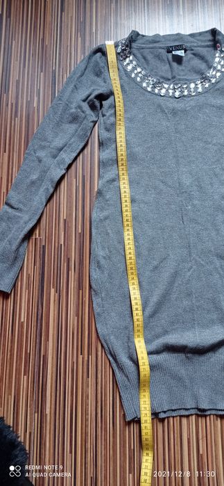 Dłuższy sweterek z ozdobami