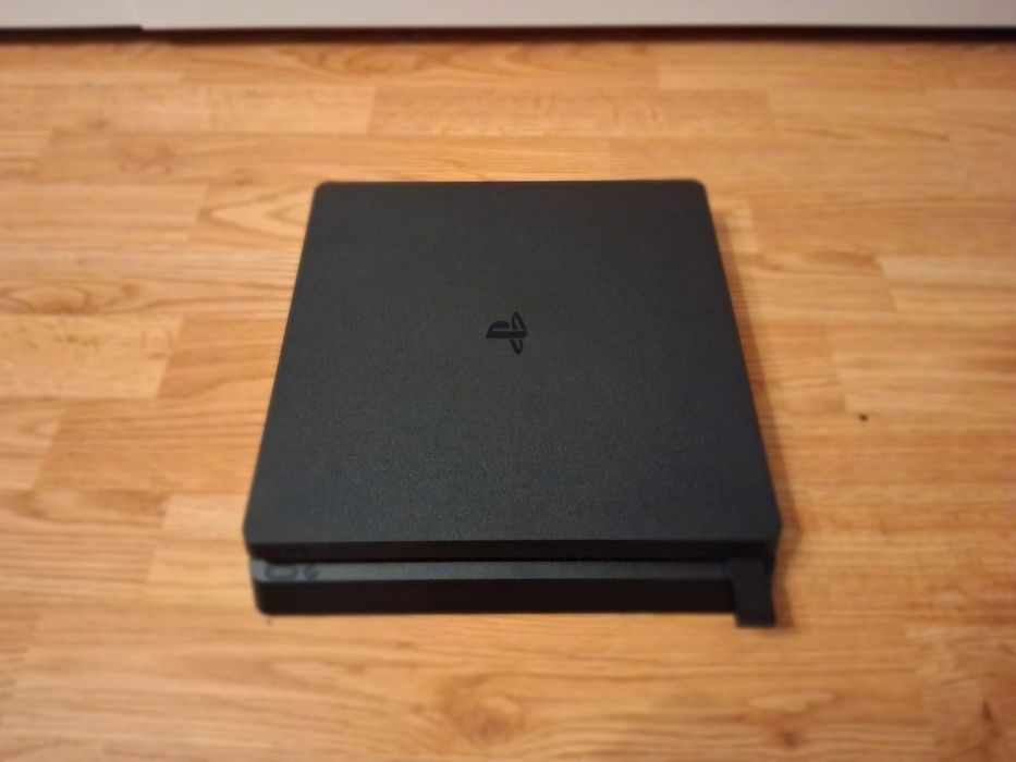 Konsola Ps4 slim +dwa pady +ładowarka +słuchawki.