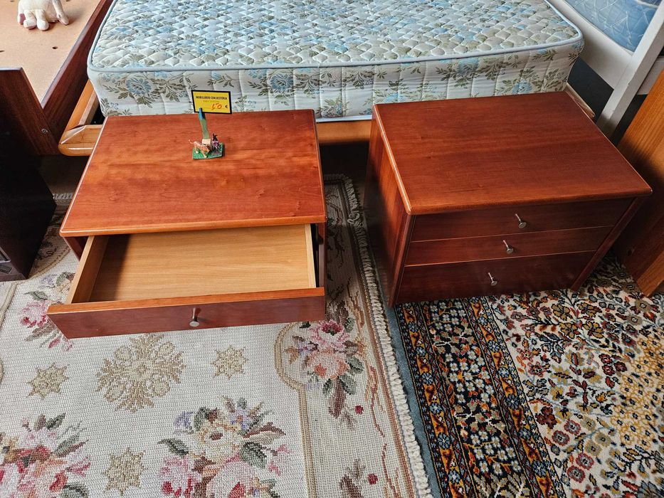 Mesas de cabeceira - Bom estado geral - Valor unitário