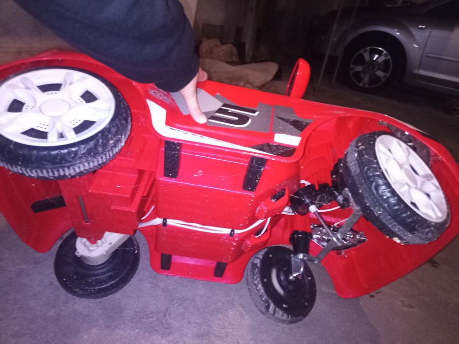 Carro elétrico vermelho