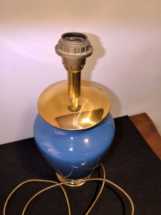 Antigo candeeiro em porcelana azul e metal amarelo.