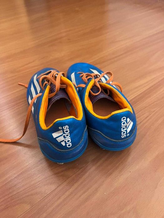Chuteiras Adidas, tamanho 35, em bom estado.