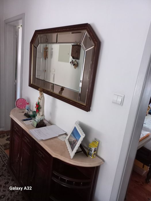 Credência mais espelho.