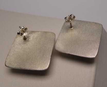 Srebrne pękate kolczyki romby wycinane ozdoby sztyfty