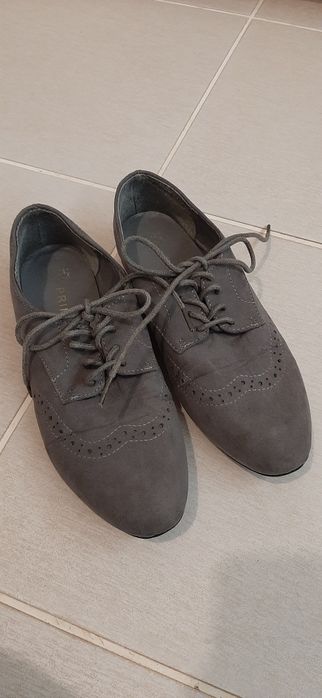 Sapato estilo Oxford cinza