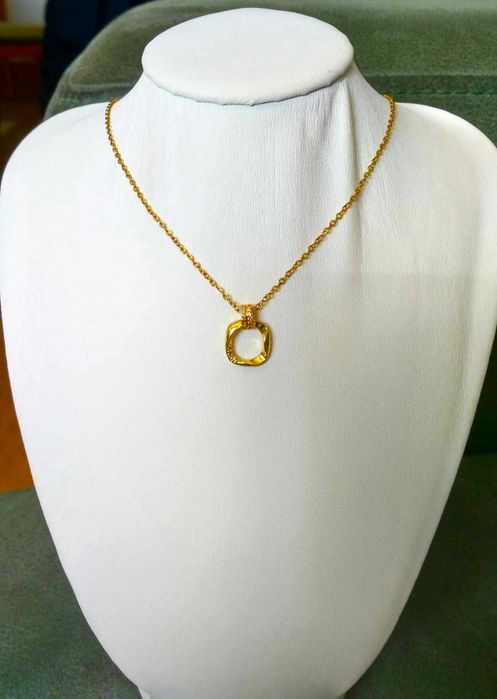 Colar Aço Dourado c/ Quadrado Requintado c/ Cristais Incustrados NOVO