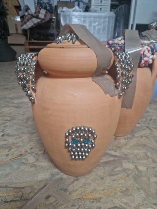 Potes em barro com decoração