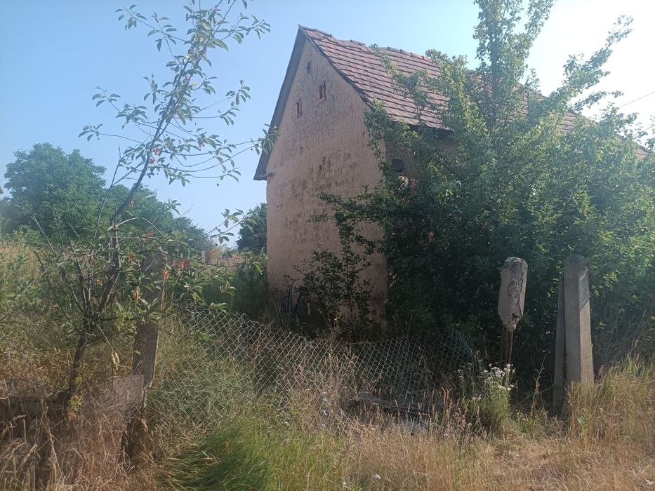 Продаж земельної ділянки з будинком в селі  Астей поруч з кордоном
