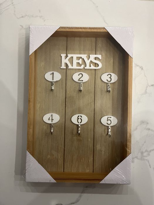 Drewniana szafka na klucze