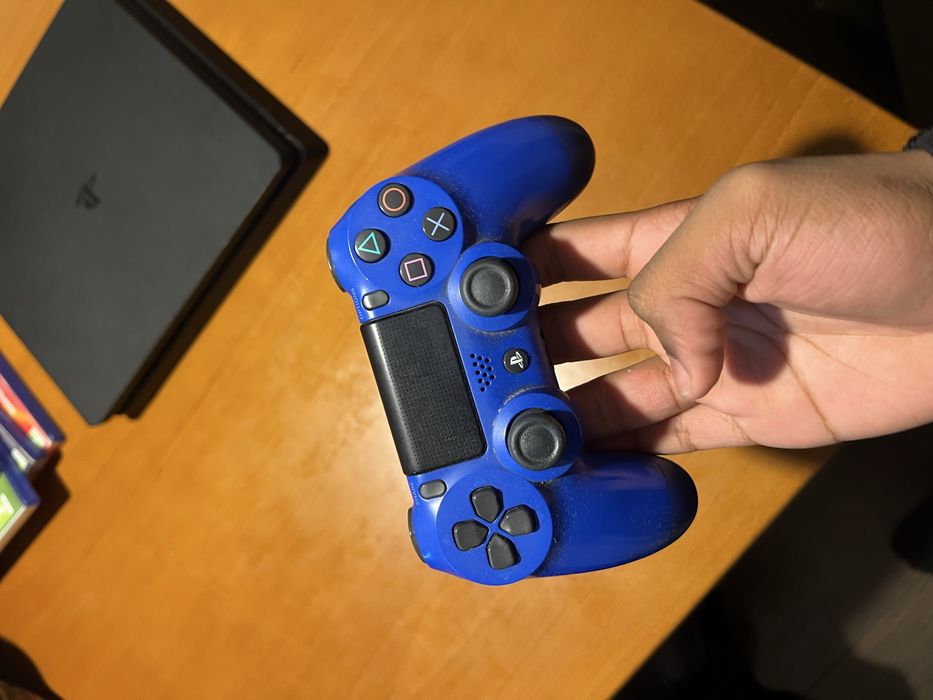 Console PlayStation 4  1Tb 2 comandos e Jogos