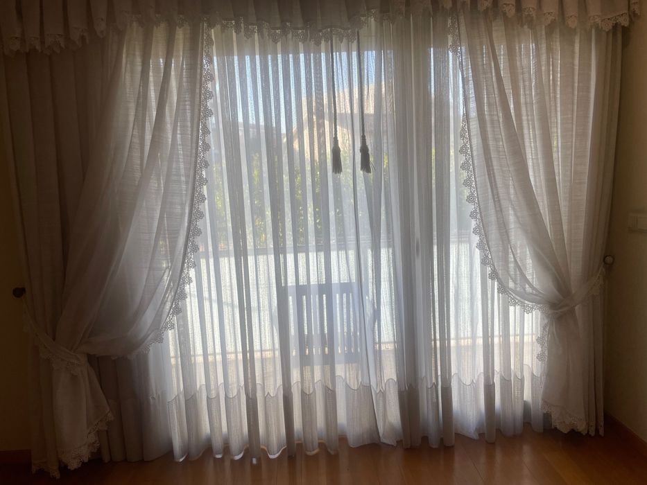 Cortinas E sanefa brancas