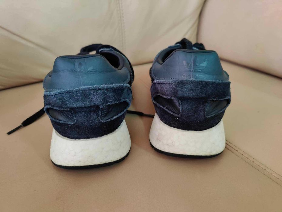 Ténis Adidas pretos em pele tam. 40