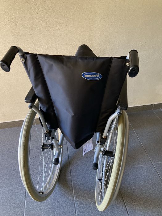 Vendo cadeira de rodas em bom estado, com apoio para pés.