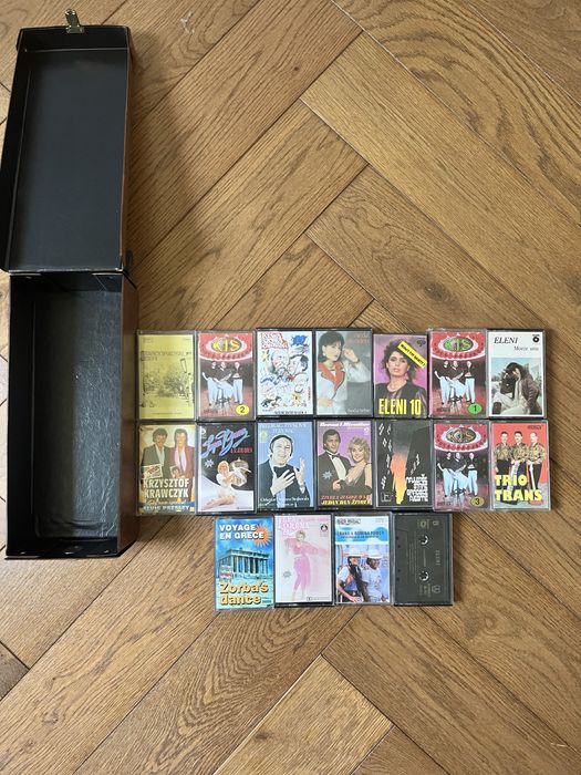 Samochodowy organizer kuferek Auto Box + 17 kaset retro