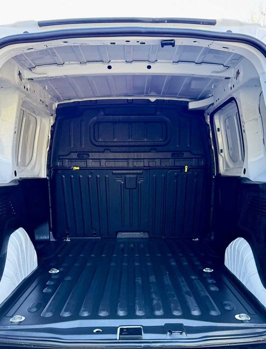 Opel Combo Cargo 2023 1.5 CDTI *Carplay*Sensores traseiros*3 Lugares*