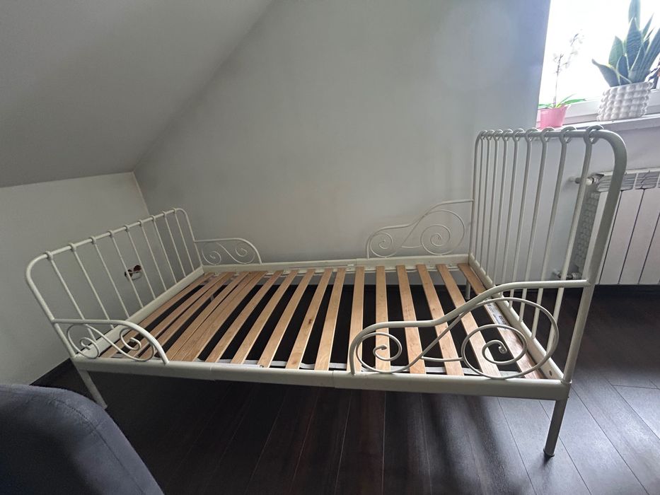 Białe łóżko dziecięce z ikea model LEIRVIK