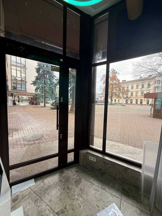 Фасадне приміщення 35м² біля “Сотки” — оренда у центрі міста