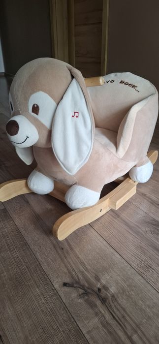 Piesek na biegunach grający.