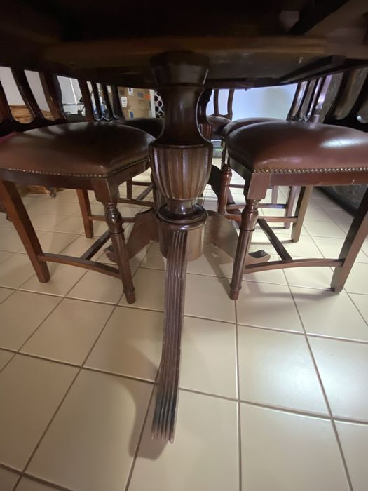 Mesa jantar oval extensível em mogno mais seis cadeiras em pele