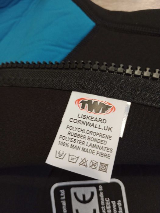 Nowa pianka neoprenowa do pływania 3 mm TWF rozmiar K14 na 12-13 lat