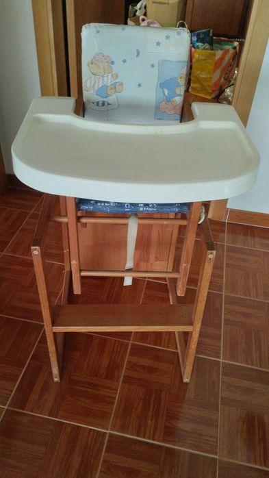Mesa de atividades com cadeira elevada