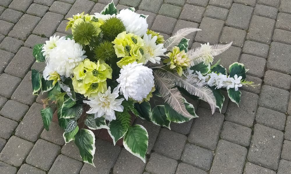 Wiązanka na cmentarz, Kompozycja kwiatowa na cmentarz, Stroik na grób