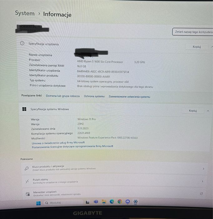Komputer wraz z akcesoriami